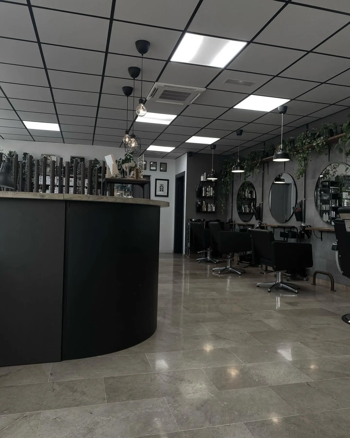 Interior de la peluquería Arantxa Roca Hair Studio, un espacio de calma y cuidado capilar